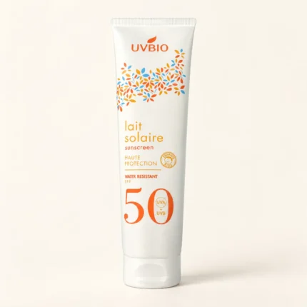 Tube blanc Lait Solaire UVBIO SPF50 haute protection sur fond crème
