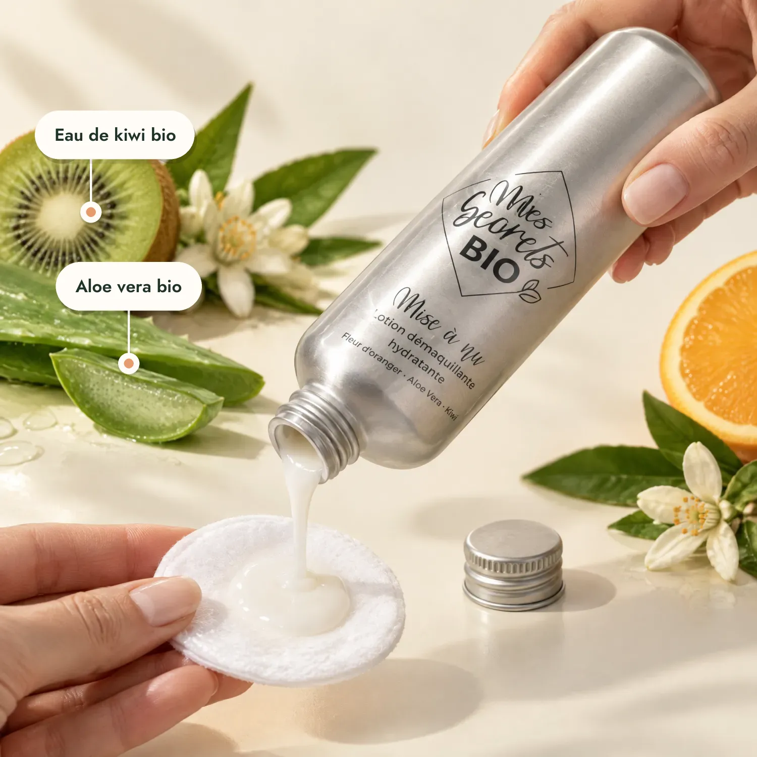 Lait démaquillant bio Mise à nu versé sur coton, kiwi et aloe vera