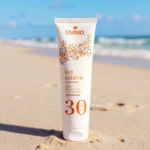 Tube de crème solaire indice 30 sur la plage