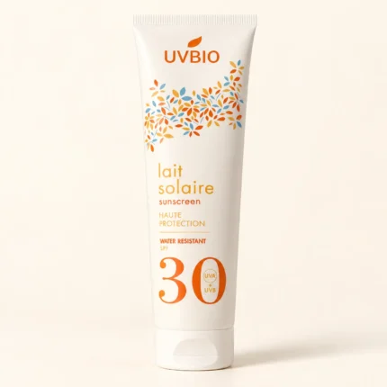 Tube blanc lait solaire UVBIO SPF30 100 ml sur fond beige