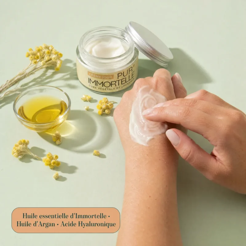 Crème jour bio Immortelle appliquée sur le dos de la main