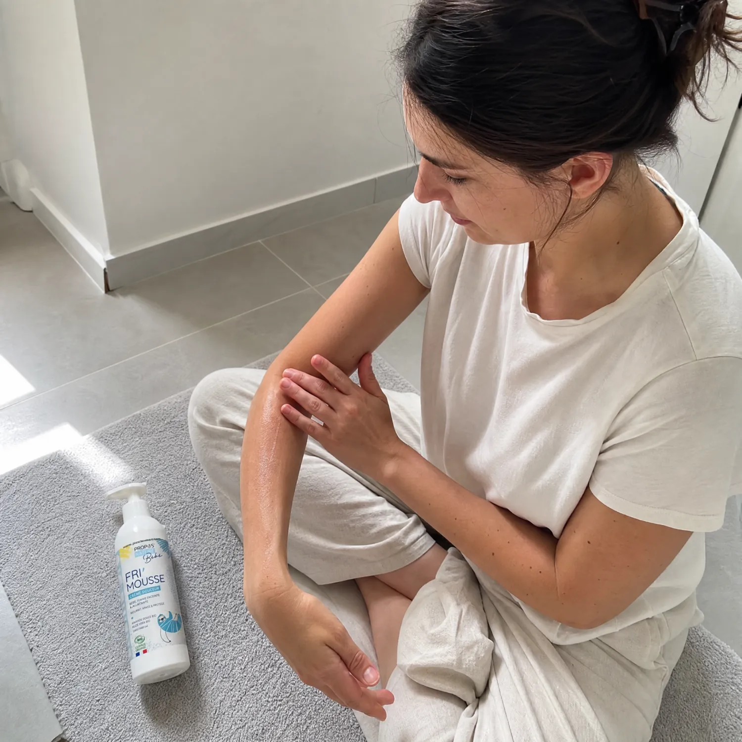Femme appliquant la Fri'Mousse Bio Propos'Nature sur son bras