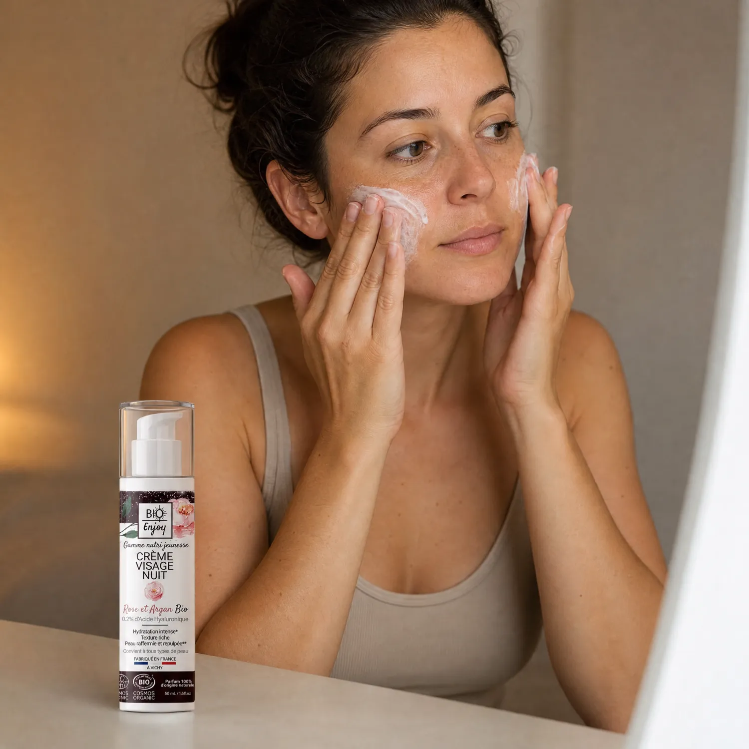 Femme appliquant la crème visage nuit Bio Rose & Argan Born To Bio