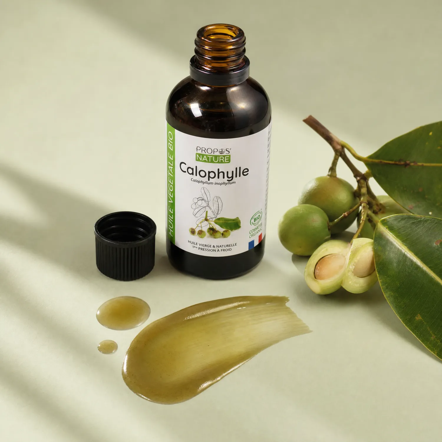 Huile de Calophylle Bio Propos'Nature texture dorée et fruits verts