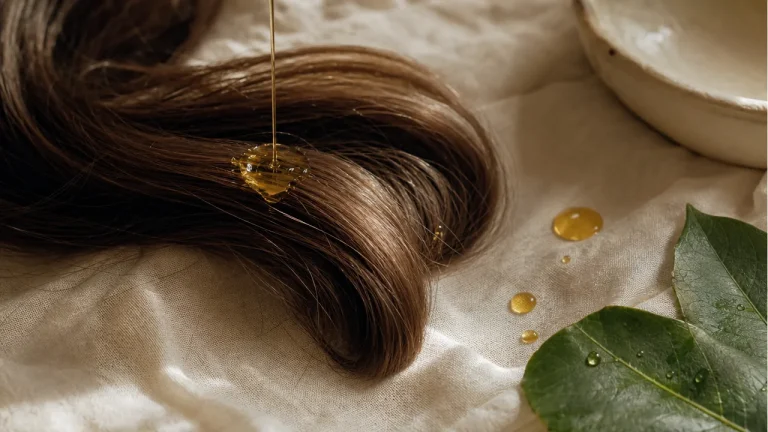 7 bienfaits des huiles capillaires bio pour des cheveux brillants et forts