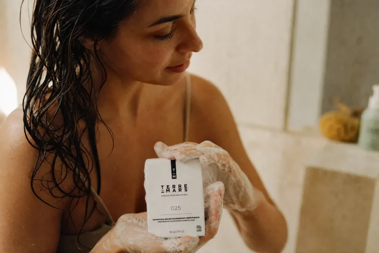 Comment utiliser un shampoing solide : guide complet pour des cheveux sains et écologiques