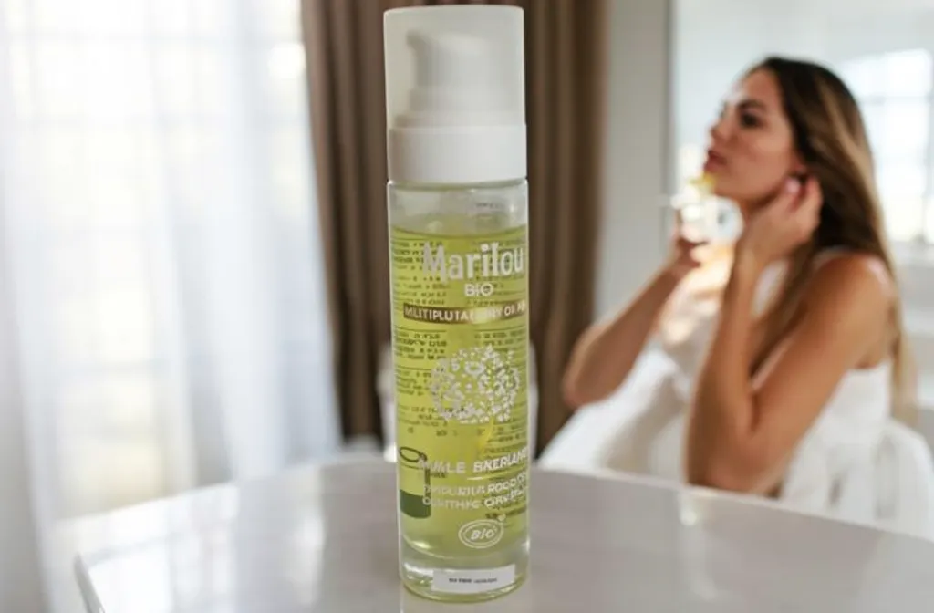 Flacon spray transparent avec étiquette Marilou bio sur un miroir, femme se regardant dans le reflet en arrière-plan, lumière naturelle. conseils pour se trouver belle